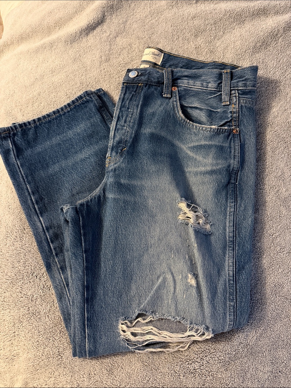 Universal Thread Women's Straight-Leg Distressed Denim Jeans - Washed Blue